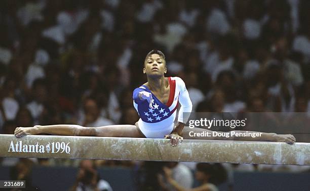 23 juillet 1996 : Dominique Dawes à la poutre lors de l'épreuve de gymnastique aux Jeux olympiques du centenaire de 1996 à Atlanta. Credit: Doug Pensinger/Allsport