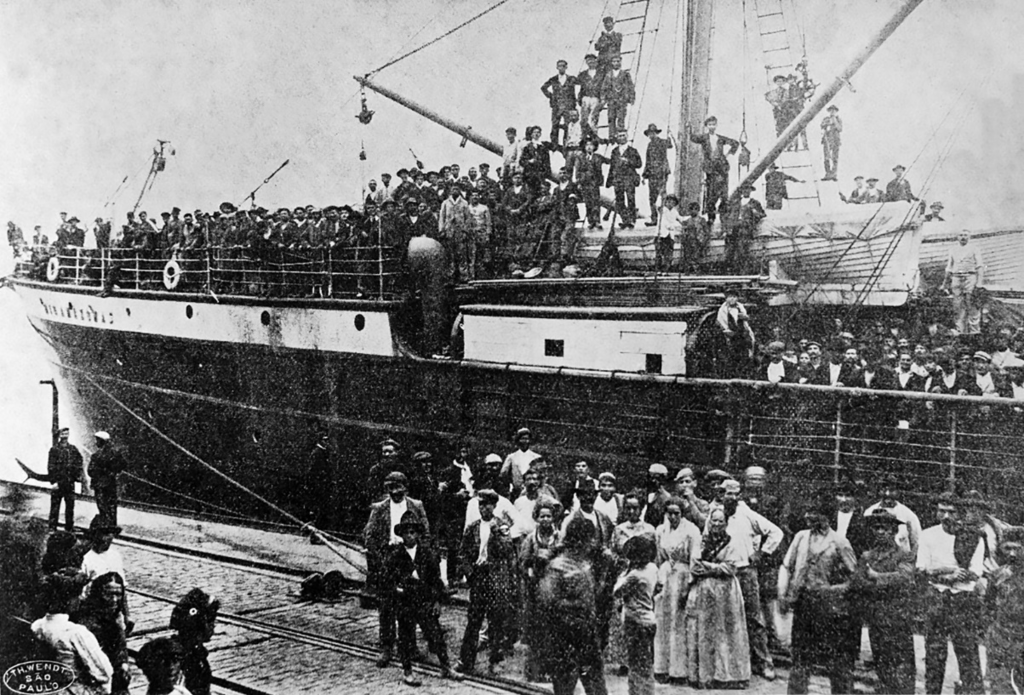 Navire avec des Italiens dans le port de Santos, en 1907 – Domaine public